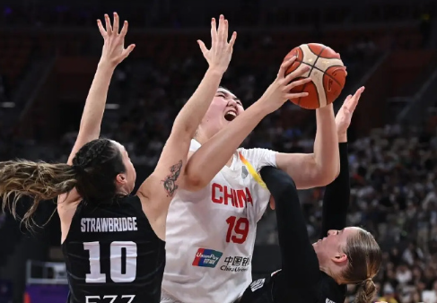 无解！张子宇10分钟砍12分 “双塔”组合轮番制霸内线

北京时间7月16日，2