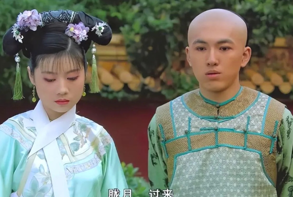 《甄嬛传》中的青樱对三阿哥是求而不得，
而《如懿传》中的青樱却对三阿哥嗤之以鼻。