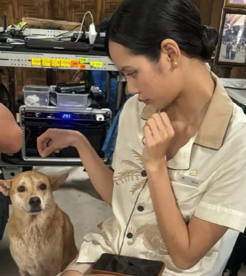  Lisa片场照释出 对镜甜笑超有松弛感