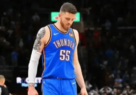 明日，雷霆对阵马刺的比赛即将开始。
赛前，雷霆记者更新社媒：以赛亚-哈尔腾施泰因