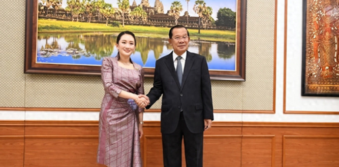 泰国总理遇危机，自救能否成功？











哇塞，泰国总理佩通坦摊上大