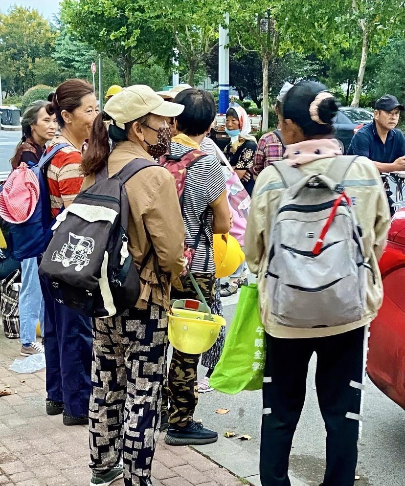 《劳务市场的清晨》
晨光微熹映路旁，
人潮涌动意惶惶。
背包沉重装希望，
只为生