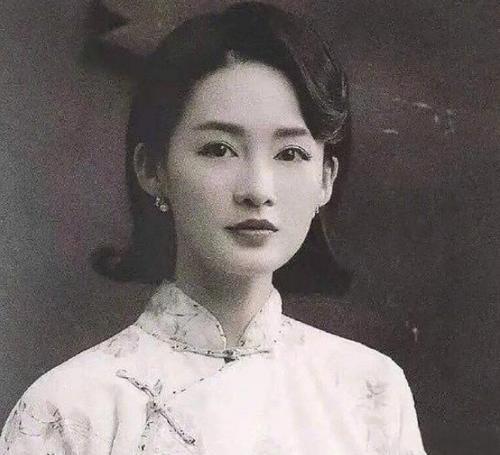 1927年，二十四岁的聂绀弩来到南京，遇到了比他小六岁的女学生周颖。那时，周颖正
