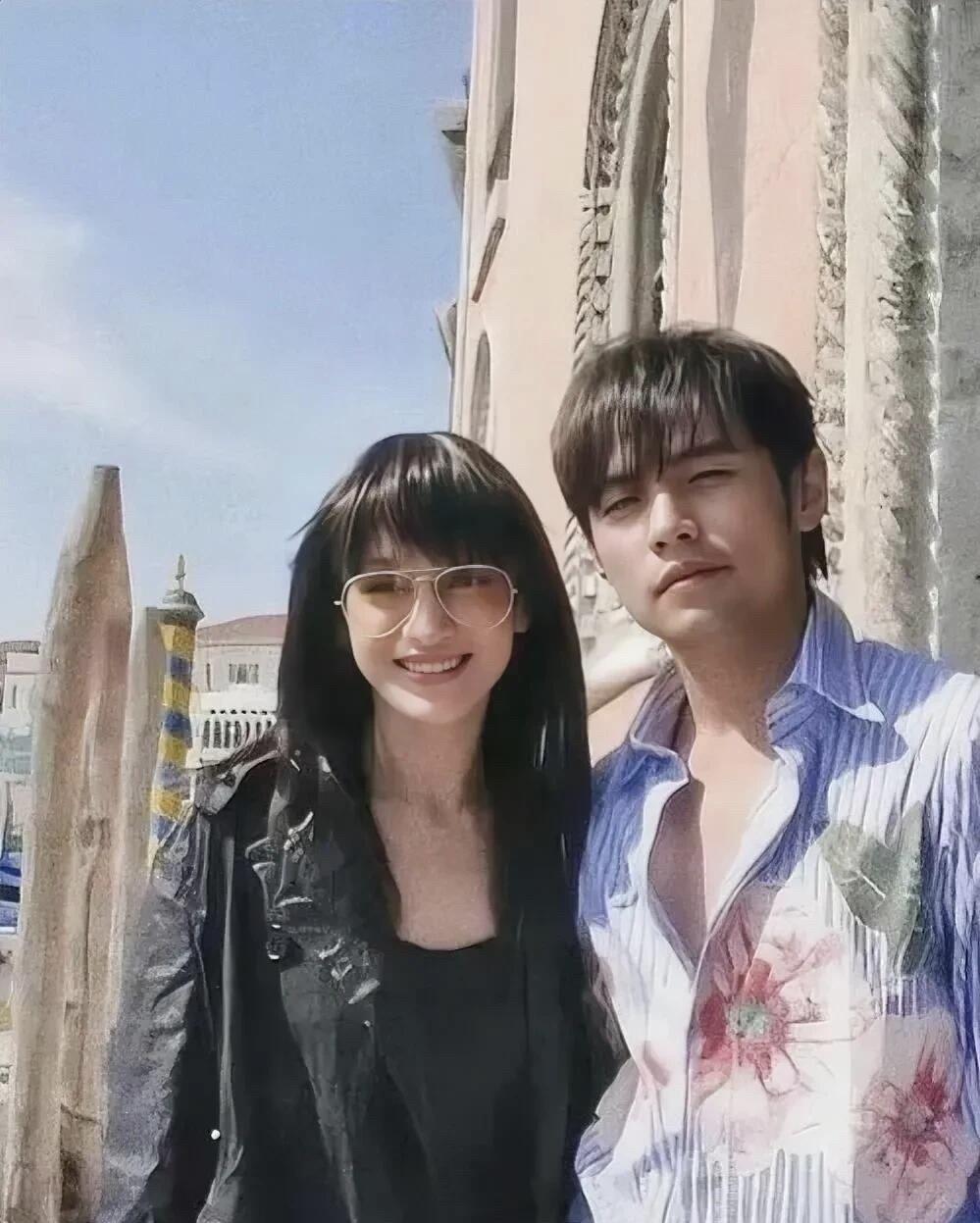 这是两位大明星年轻时候的一张合影，那个时候周迅还没有那么的出名，不过这样的长发还