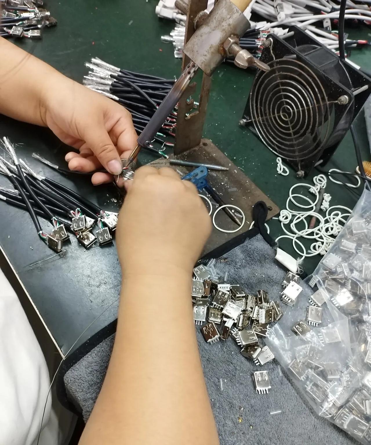 这个姐妹，她经常下班了就来我们厂拿手工回家去做的，每个周末双休，她直接就跑来我们