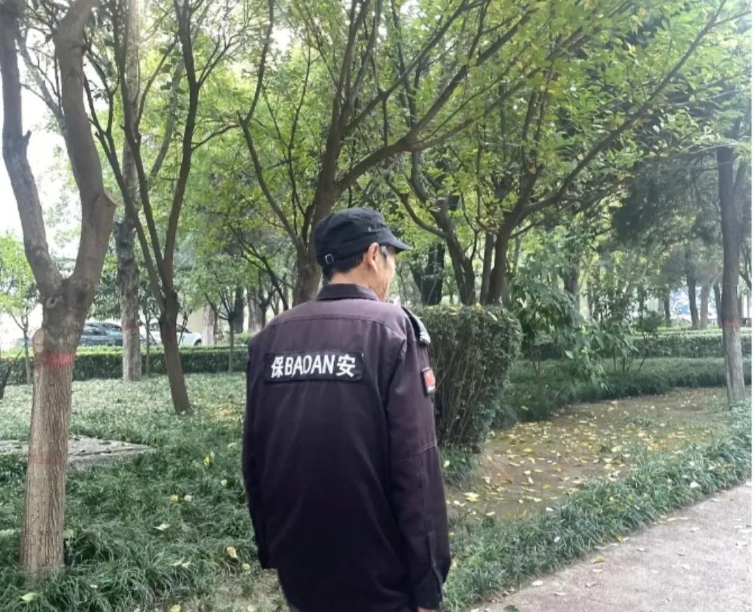 说一个扎心的现象，都说男人的尽头就是保安，那么保安的尽头呢？那就是失业。不管当初