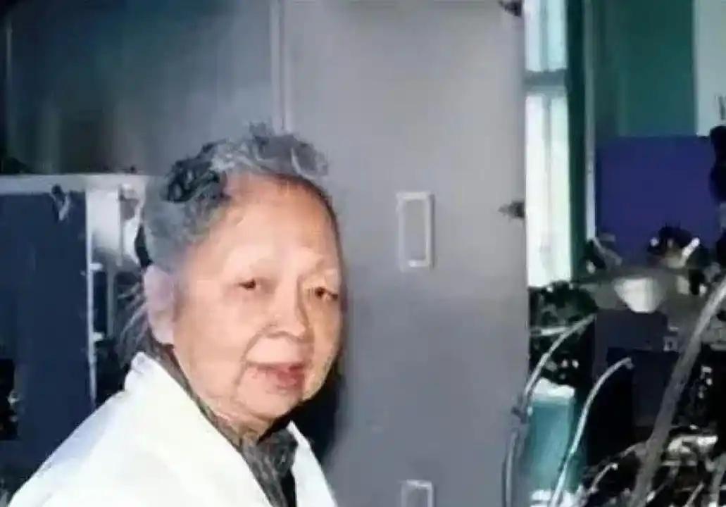 [月亮]1957年，美国海关拦下一40岁中国女人，强行打开行李，收走了包内680