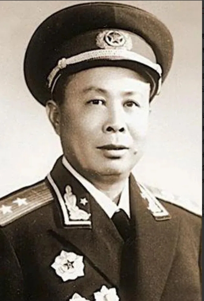 1955年，肖新槐正在湖南老家养病，朱老总派人找到他，说要授予他中将，肖新槐一愣