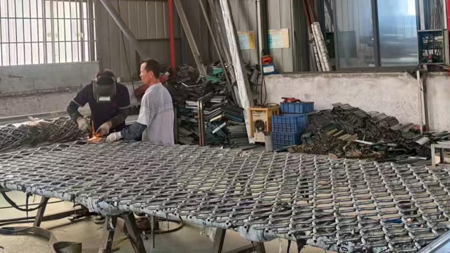 如何选择合适的卷闸门导轨配件？创坚信美门业专业指南文章内容