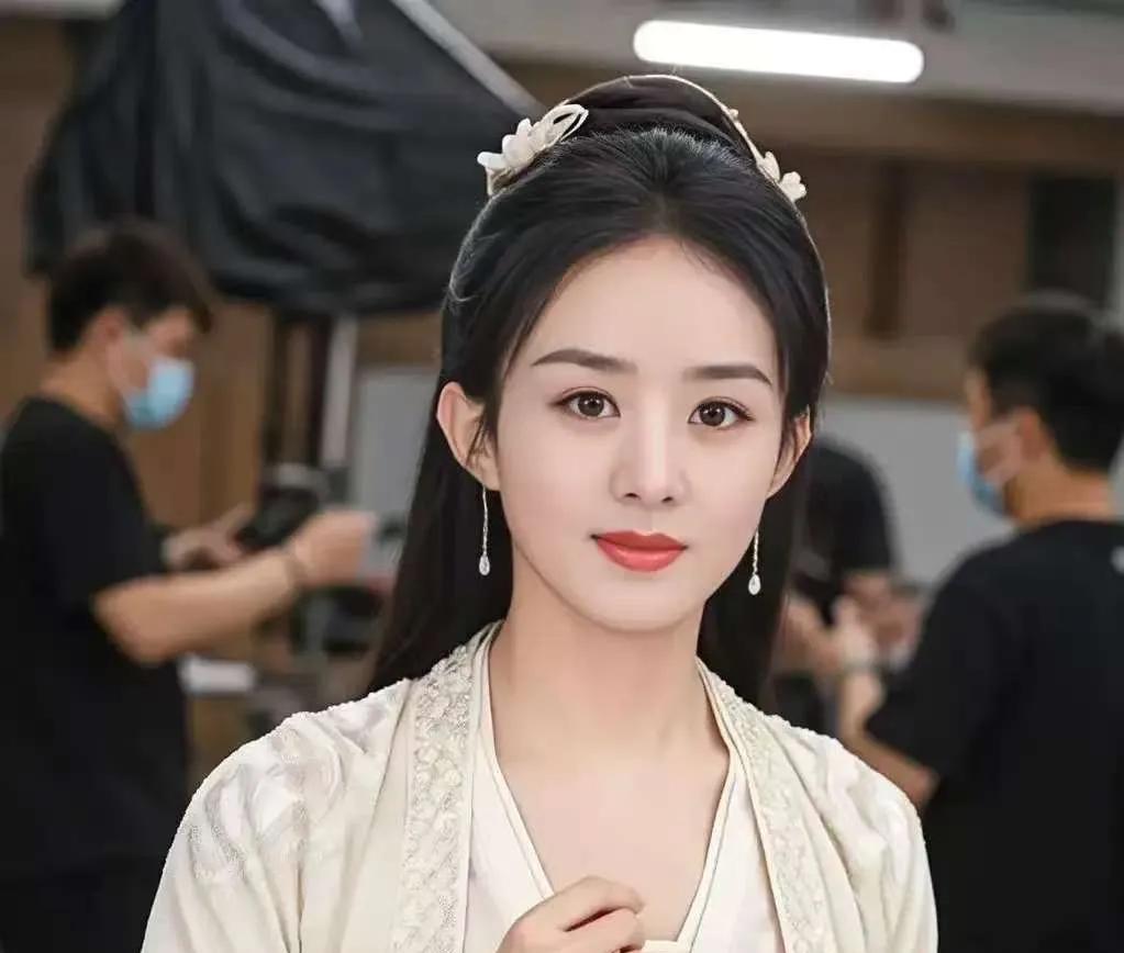 赵丽颖《在人间》里面有多牛！
不扒不知道，
她不光是主演，还是监制，更是出品人。