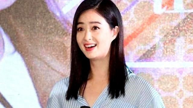 蒋欣身材足够好！穿衬衫配牛仔喇叭裤，真是被她美到了！
