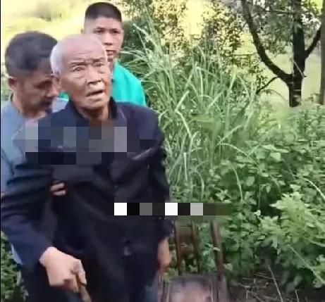 6月18日，湖南常德一86岁的病重老人拄着拐，在2个儿子的搀扶下，没走几步就要休