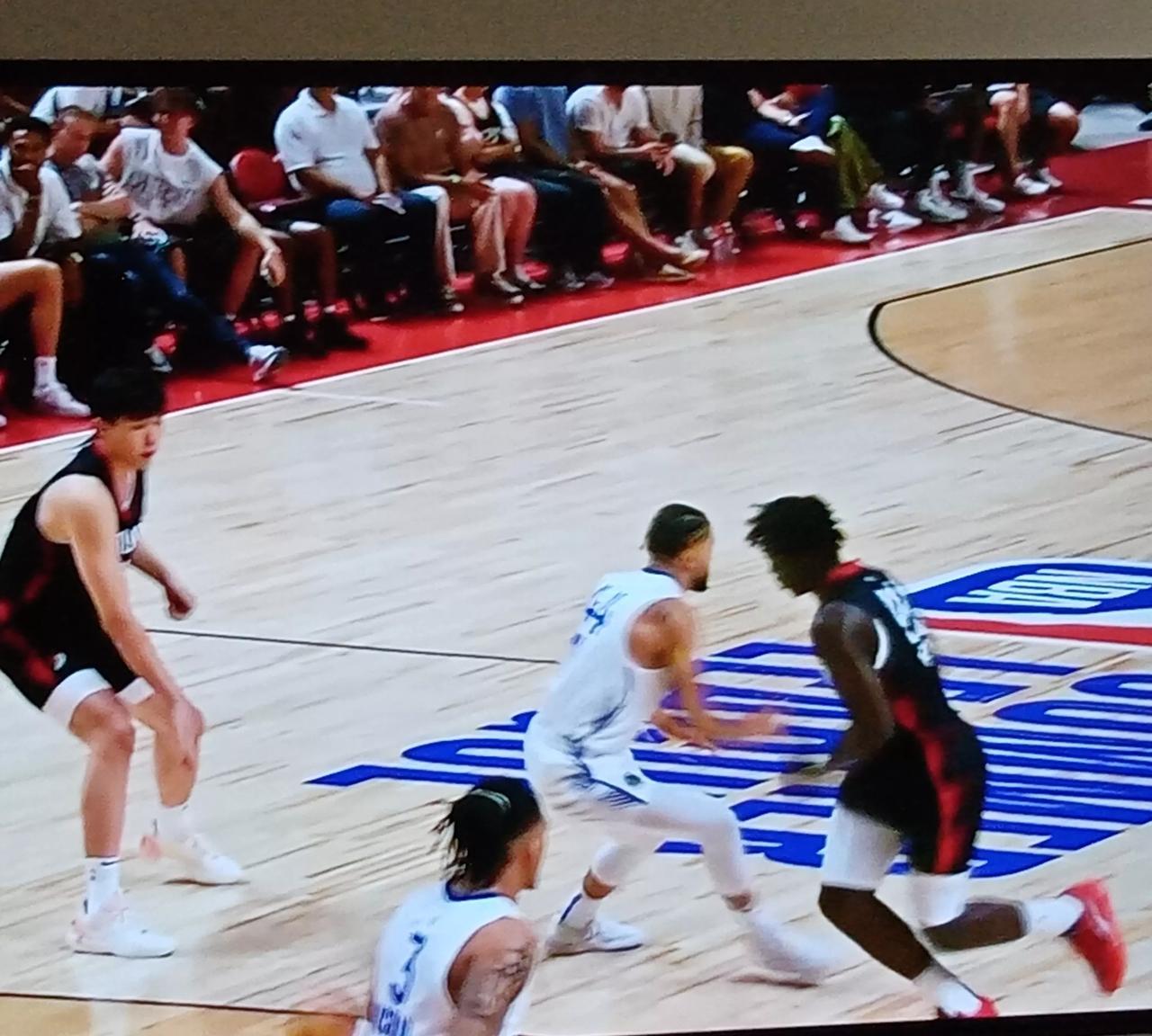 杨瀚森的首秀开始了
     在刚刚进行的NBA夏季联赛开拓者队对阵勇士队的第一