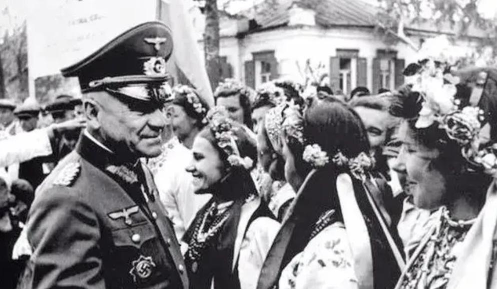 1941年，德军进入乌克兰时被眼前的场景震住了：大批乌克兰民众站在道路两旁，不但