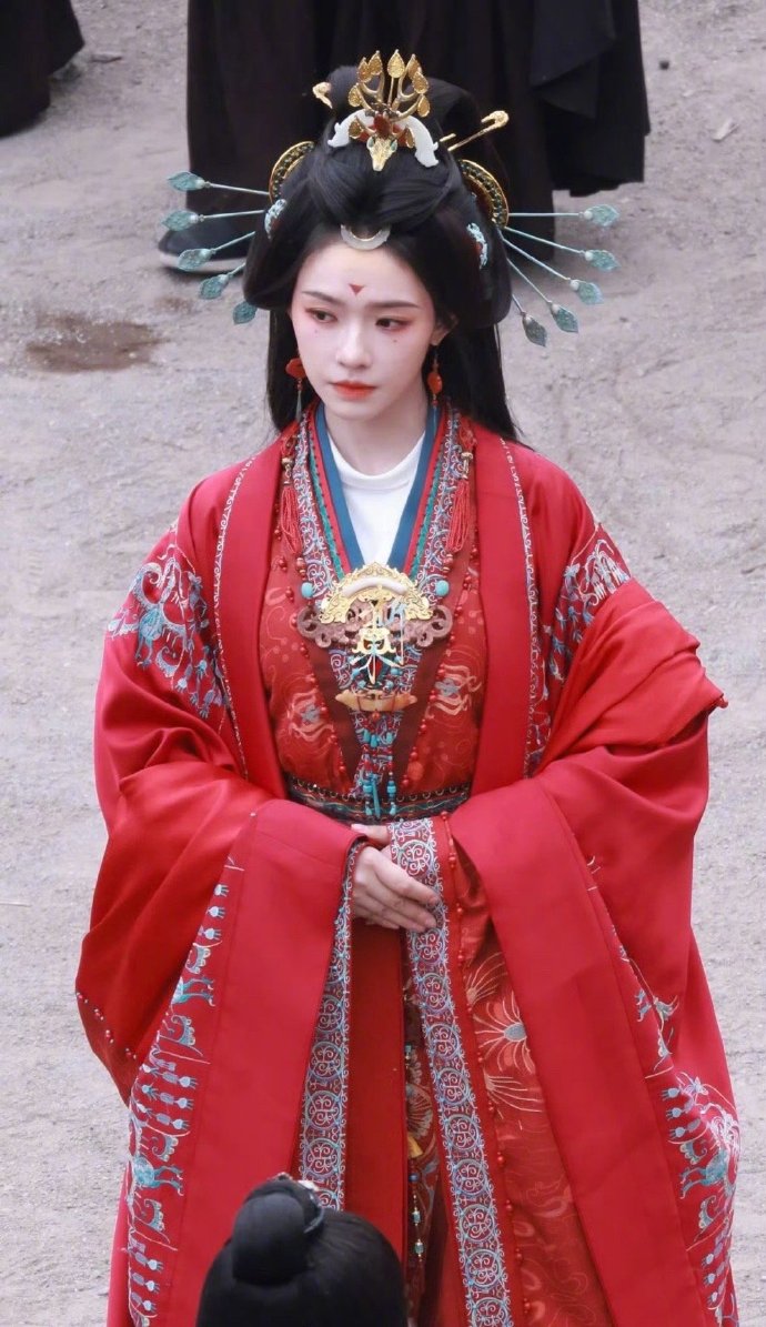 林允归鸾大婚造型，红妆似火，凤冠霞帔美到失语～ ​​​