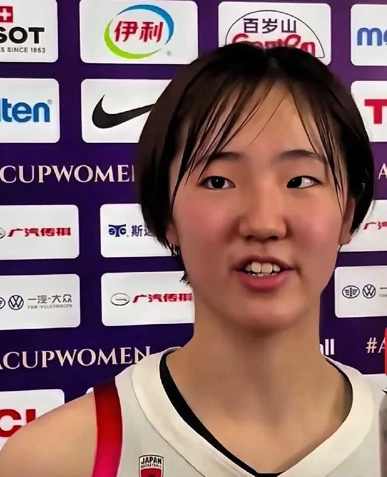 19岁172cm，双手投篮单节21分！
姿势丑到教练捂脸，球却像装了导航。
田中