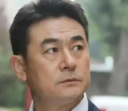 李洪涛的妻子王红蕾也是一名演员，虽然她的事业并没有达到顶尖高度，但她始终是李洪涛