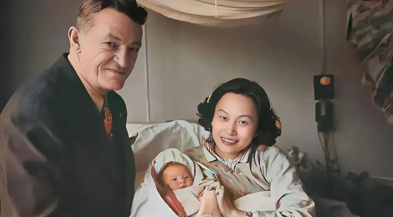 这是1949年在广州，陈纳德夫人陈香梅生产后，躺在床上抱着婴儿，一家三口拍下了这