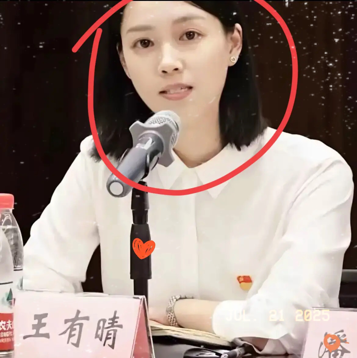 你们发现没
余杭水务这次出大名
争议点不光是水的问题，主要是因为这个29岁的负责