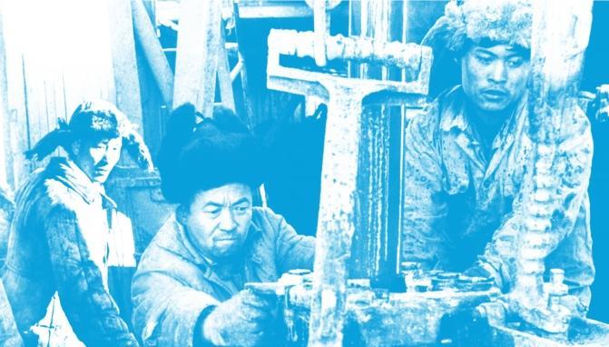 王进喜在担任1205钻井队队长期间，始终与工人并肩作战。在大庆石油会战初期，面对