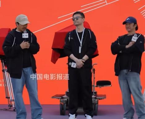 沈腾即将主演《流浪地球3》，在开机仪式上风趣表态：
“非常荣幸加入这个团队，我会
