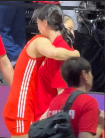 赖亚文主任这样做你觉得合适吗？

女排世联赛北京站结束了有几天了，有一件事始终在