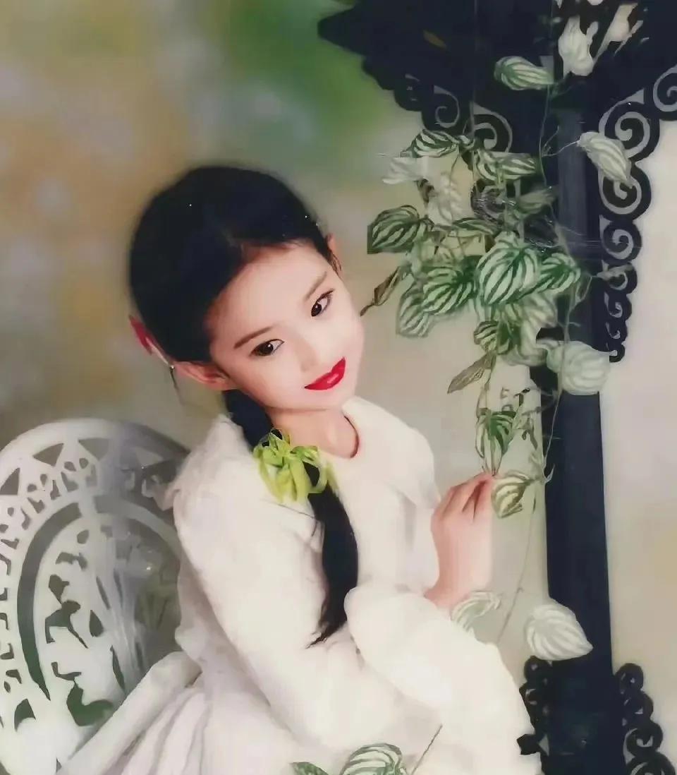 刘亦菲，全中国乃至全亚洲全世界最漂亮的女星。老天爷追着赏饭吃的人。如果是我的闺女