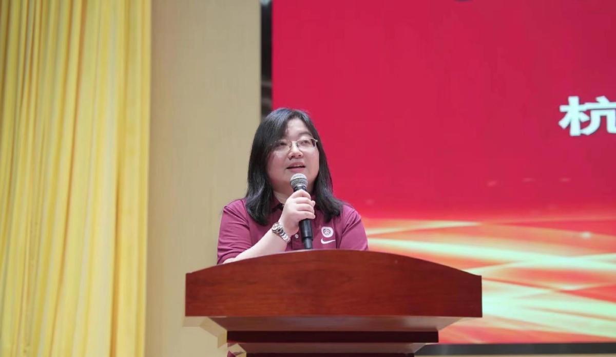 火箭班班主任的手往桌上猛地一拍，茶杯里的水都震了出来。
他瞪着我说：“你家孩子初