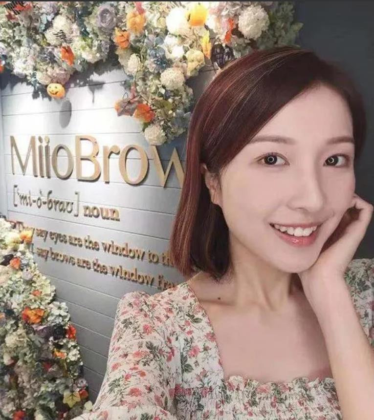 郭嘉文不是翻版方媛么？乖巧听话顺从不贪钱
和李泽楷一起感觉她总是那么小心翼翼，处