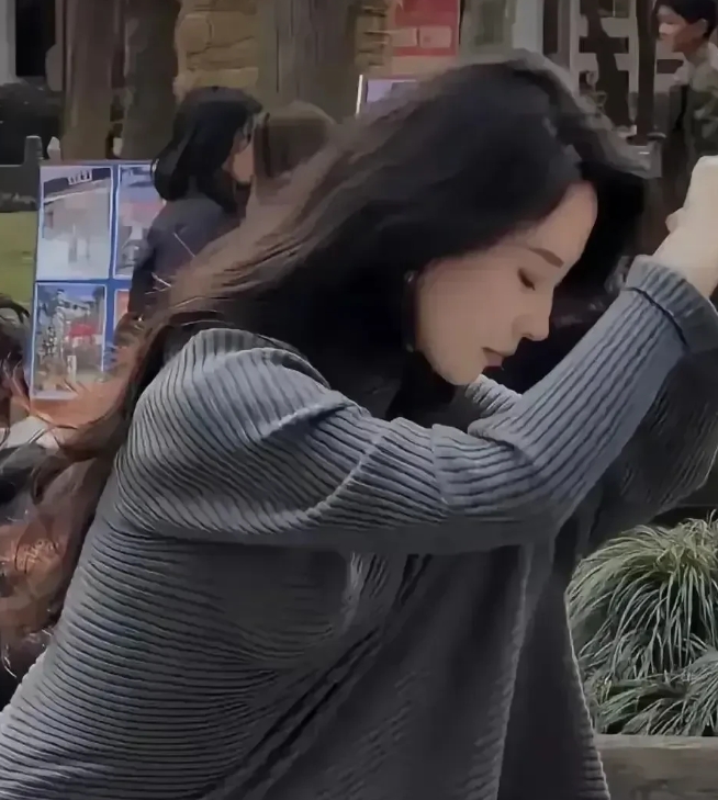 在寺庙里，森林北的惊艳亮相让人眼前一亮。她身着灰毛衣，那模样简直绝了。烧香时，发