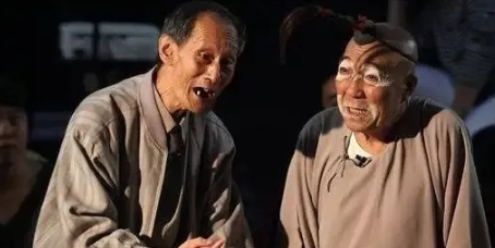 有一年，徒弟给师傅郭德纲打电话：“师父，不好了，你快回来看看吧！刘文步罢演了，他