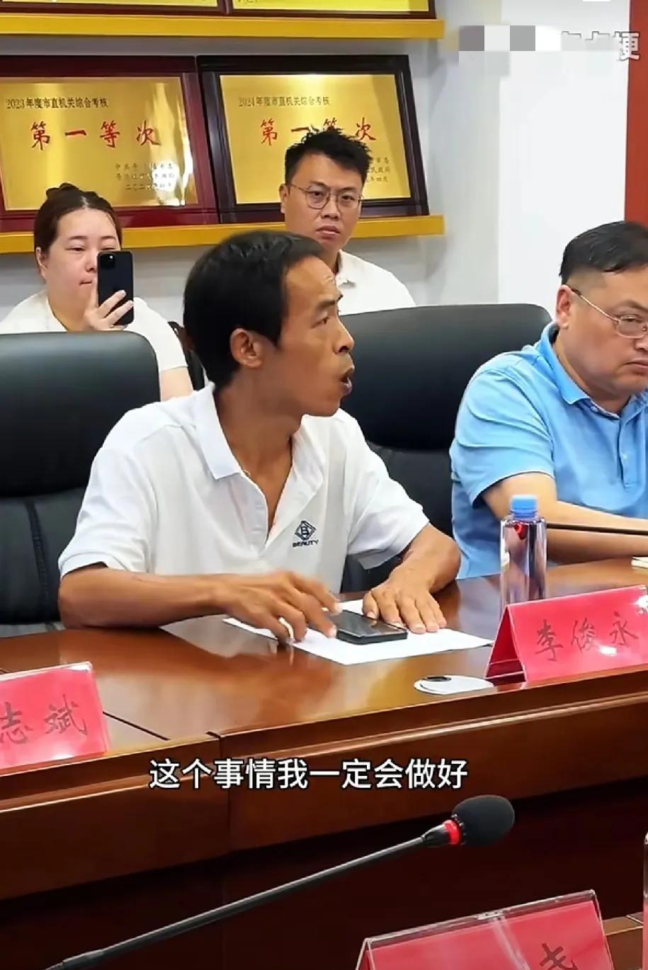 景德镇的鸡排主理人鸡排哥，在一丰bZ5的车舱里，看到他像个贴近群众的基层干部，讲