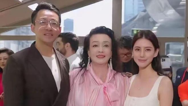 汪小菲一家四口香港游玩! 小玥儿背影酷似大S, 马筱梅一举动惹争议