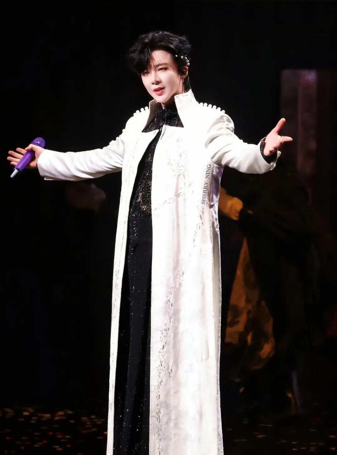 刘宇宁太会了，
首次现场演唱莲花楼主题曲，
“就在江湖之上，万里风光，谁不曾流浪