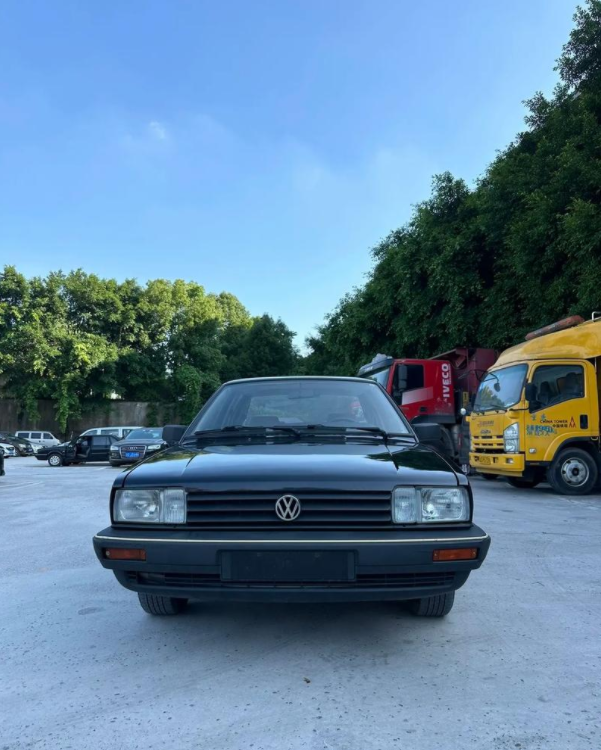 昨天高速公路上，第一次看到了桑塔纳的强悍。
我在中间车道跑126km，一辆桑塔纳