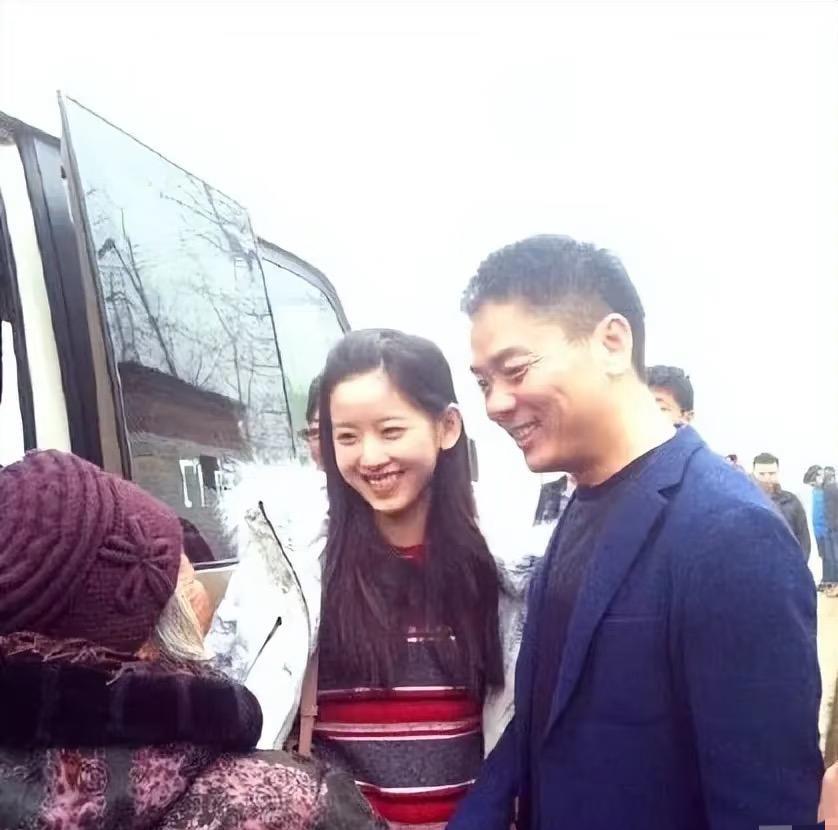 英雄难过美人关！
刘强东为章泽天，可谓是操碎了心。
他顶着压力硬撑着过了7年，才