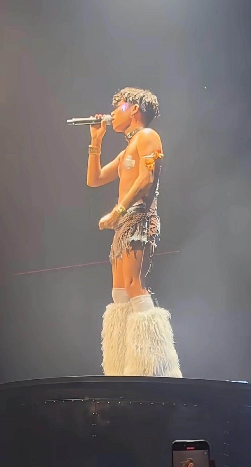 最近演唱会风向突变成“比谁穿得少”了？紧急联络人这位大神一登场，好家伙，直接背心