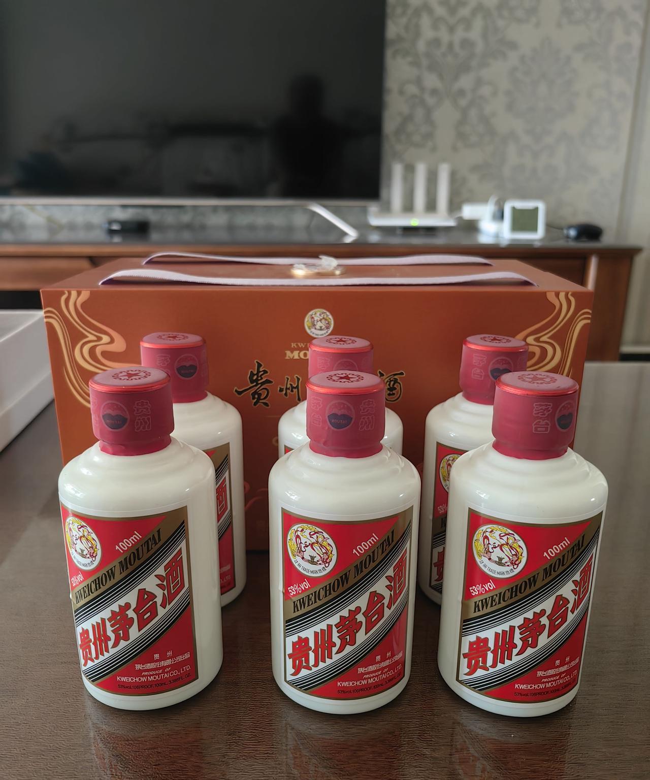 又要到父亲节了，女儿去专卖店买了一箱小茅送给我当礼物，并且说不是让我存着的，是让