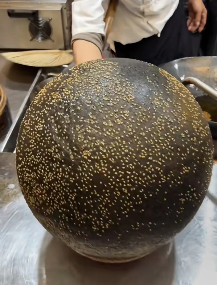 头一次见如此巨大，像麻团一样奇怪的菜，你们吃过吗？这叫什么菜？