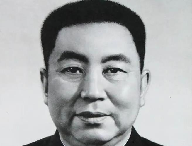 1972年华国锋被钦定成接班人，周总理疑惑不已，主席说了3个理由
1972年那会