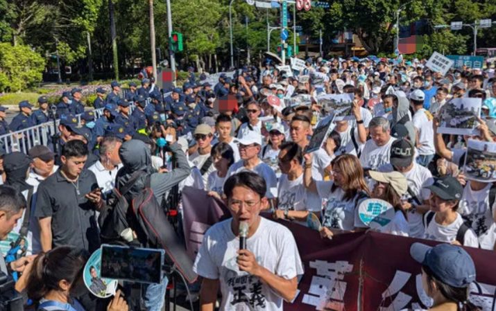 民众党“百人走读”与警方对峙　怒吼“赖清德下台”

今天（30日）是柯文哲住家、
