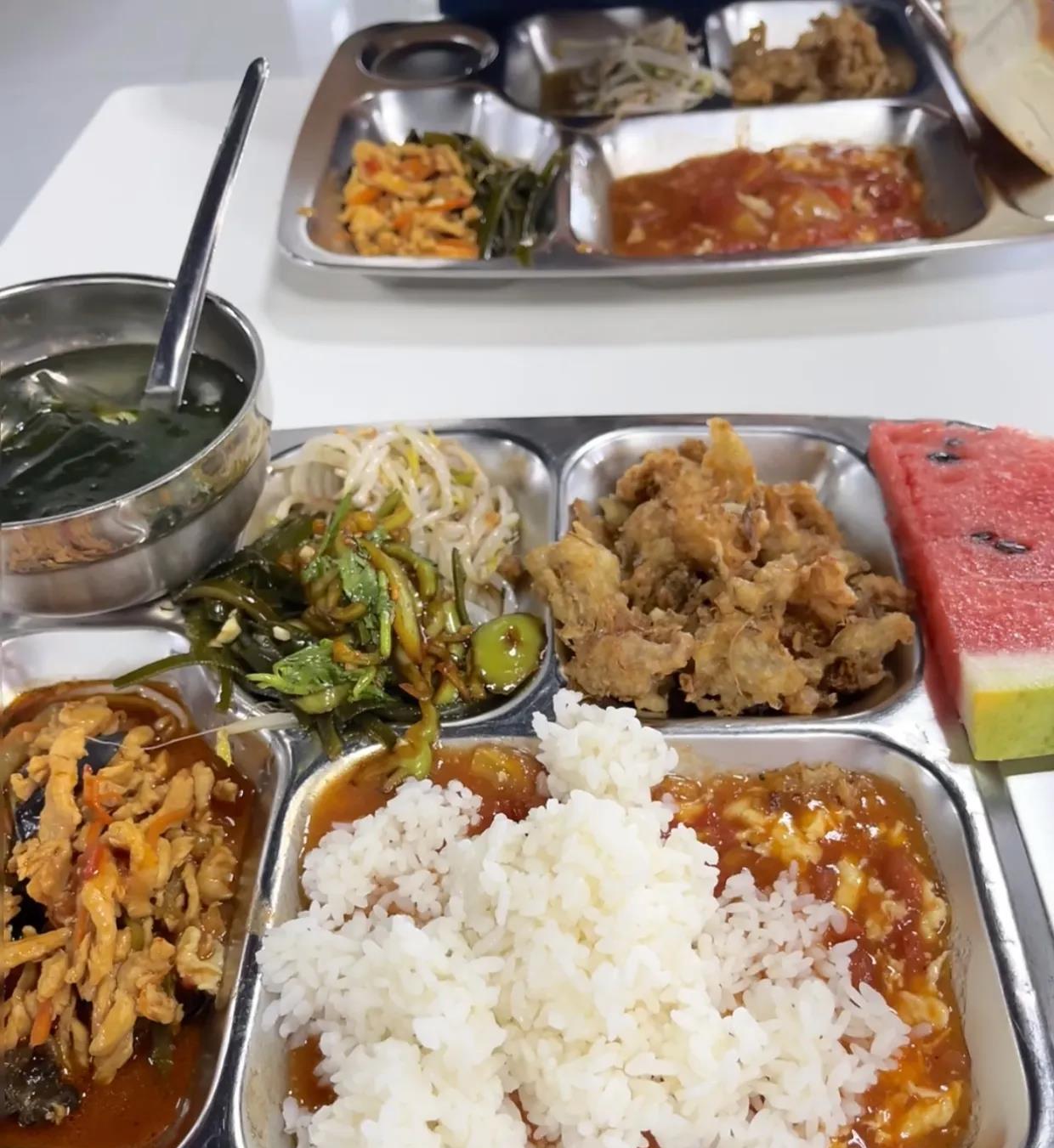 上海公司食堂今天一份价值11元的员工午餐，大家觉得值吗？

今天又重新开始上