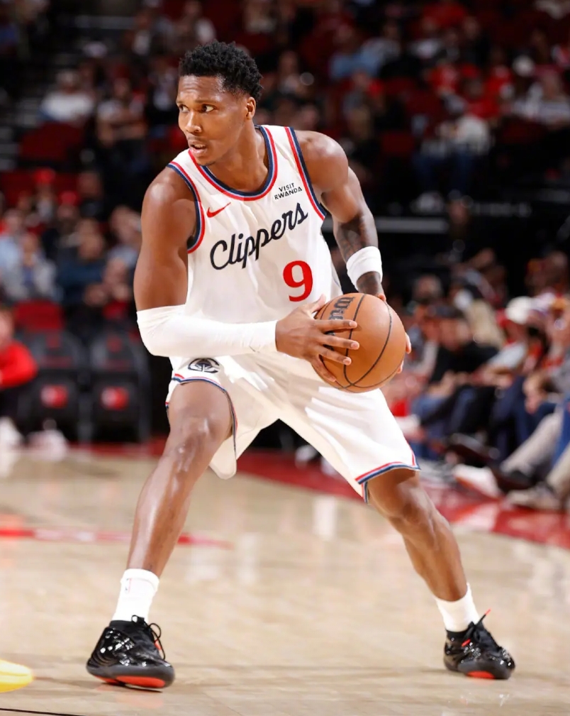 快船的这个马瑟琳首秀表现有点差！
开局4中0，直到第5次出手，才总算上反篮命中。