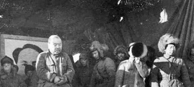 1965年春天，湖南大庸（今张家界）一座大山深处，三个农民正在砍柴，突然远处传来