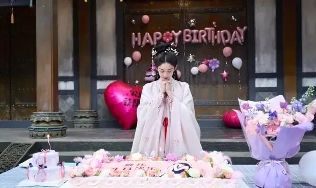 "娜扎片场庆生惊现'蛋糕山'！古装仙女秒变干饭人，比心笑出法令纹？剧组伙食太好了