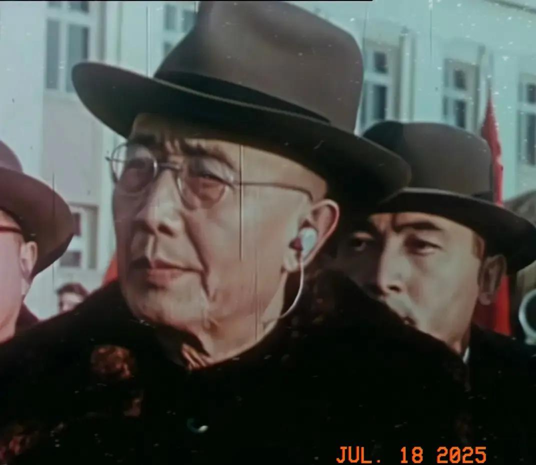 一张珍贵的照片。
1957年，郭沫若在莫斯科红场参加庆祝10月革命40周年时，留