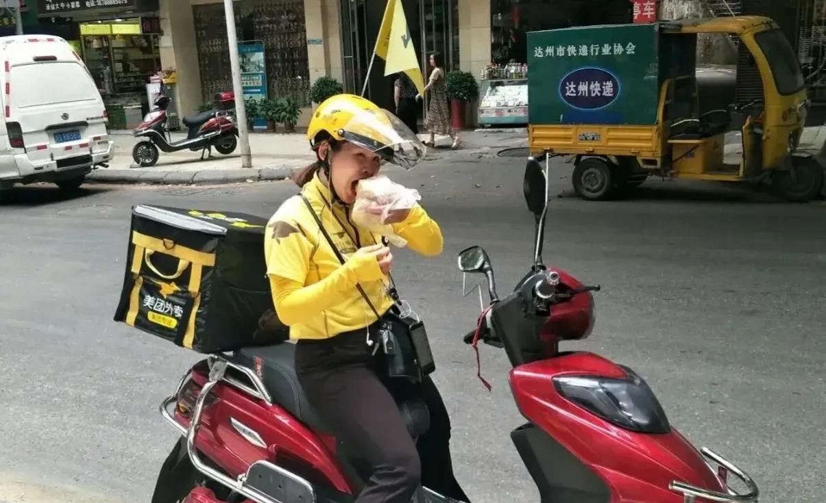 “女的送外卖为什么越来越多了”？！我家隔壁邻居今年被公司裁员之后，就去送外卖了。