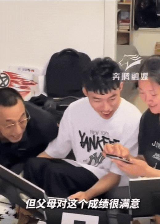 “太励志了”！6月24日，内蒙古，父母陪脑瘫儿子查分，当看到601分时，父母都还