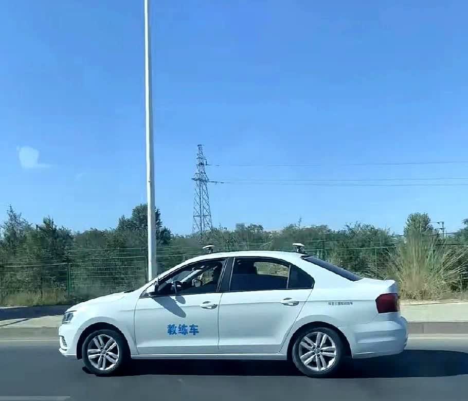 56岁头脑一热去考驾照，现在肠子都悔青了！

教练场里总有人边嚼口香糖边单手