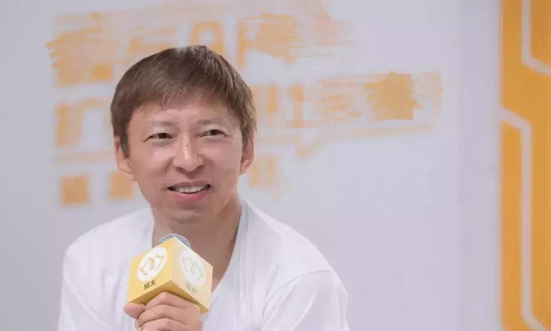一次，一个学生问张朝阳:“年轻人如果挣了一笔钱，当下应该怎么处理？”张朝阳说:“